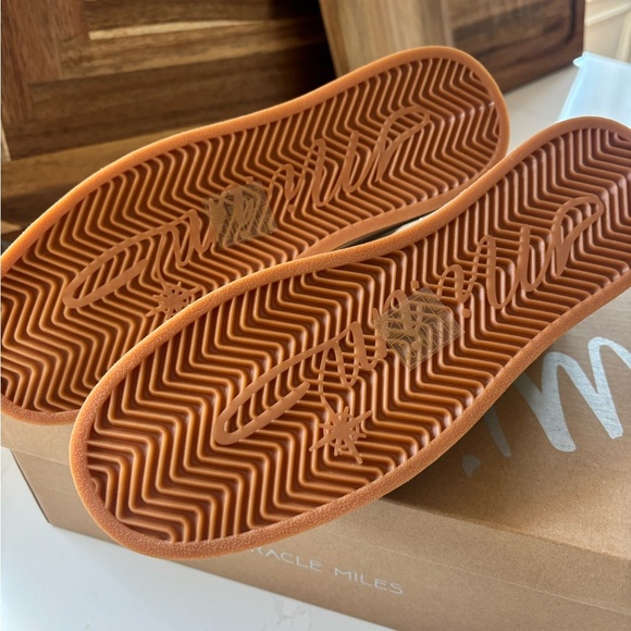 Mi,iM White and Taupe  Star Sneakers in size 7.5 . New still in box - Picture 6 of 16